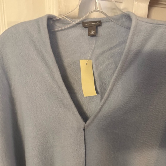 Ann Taylor Light Blue 100% CASHMERE Shawl Wrap Fringed Hook Closure Sz M/L NWT - Picture 2 of 8